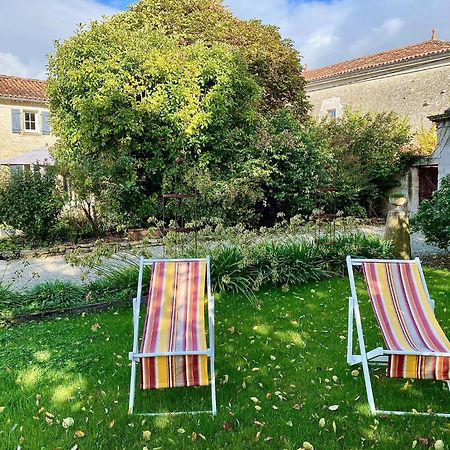 Aux Agapanthes, Chambres D'Hotes Charentaises De Charme Avec Piscine Aumagne Exteriör bild